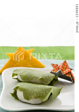 柏餅と折り紙兜の写真素材