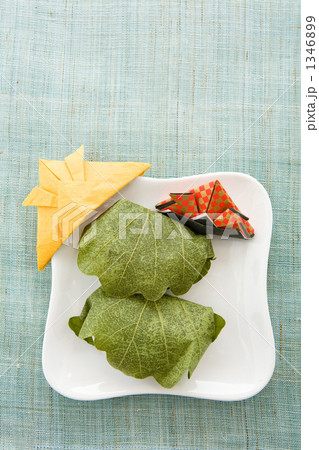 柏餅と折り紙俯瞰の写真素材