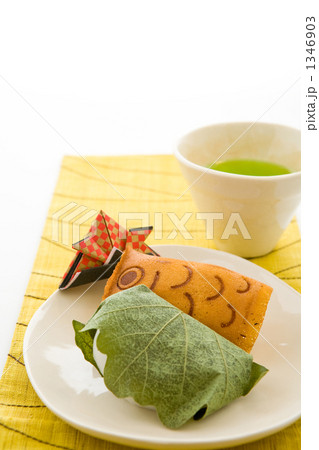 柏餅と折り紙かぶと鯉のぼりの和菓子セットの写真素材