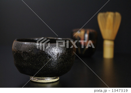 黒茶碗と棗と茶筅 1347319