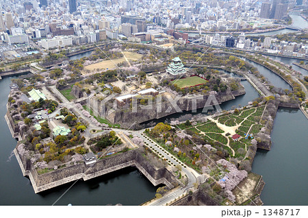 大阪城を桜の季節に空撮の写真素材