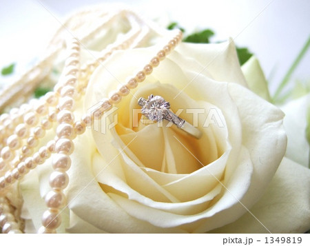 バラとエンゲージリング バラとエンゲージリング 1349819
