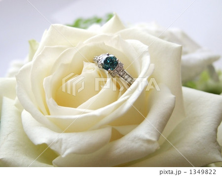バラとエンゲージリング 1349822
