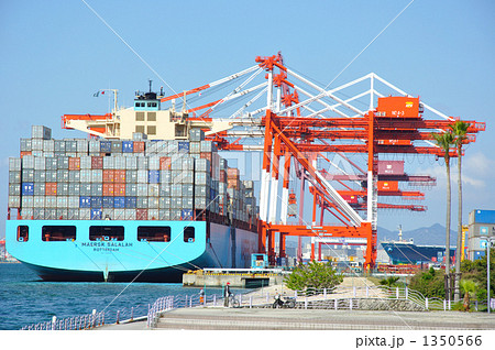 六甲アイランドで荷降ろしする最大級のコンテナ船 1350566