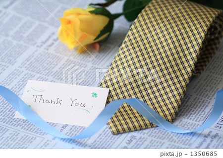 ネクタイとカード 1350685