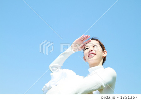 洗濯する主婦 洗濯する主婦 1351367