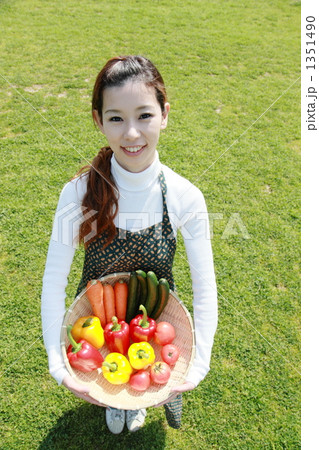野菜を持つ主婦 1351490