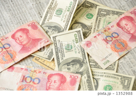 アメリカと中国の紙幣 1352988