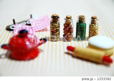 ミニチュアの瓶とキッチン用品２ 1353582