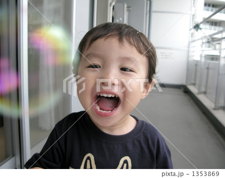 シャボン玉でにっこり 1353869