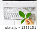 パソコンと葉をもつ手 1355131