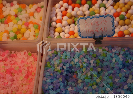 お祭りの屋台でのお菓子すくいの写真素材