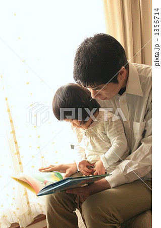 パパに本を読んでもらう パパに本を読んでもらう 1356714