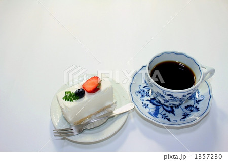 レアチーズケーキとコーヒー 1357230