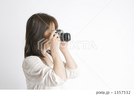 カメラを構える女性の写真素材