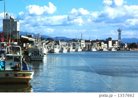 越前かに漁を終えて帰港して底引き船 1357662