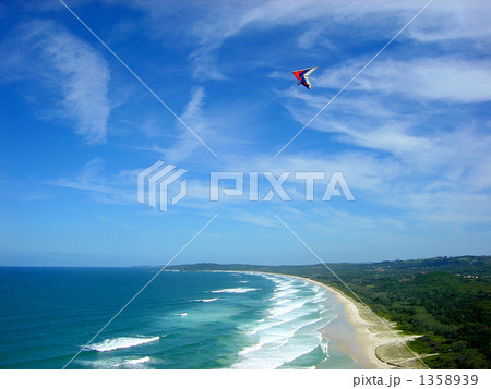バイロンベイの入江とハングライダー 1358939