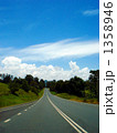 オーストラリアの高原に続く一本道 1358946