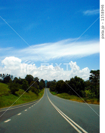 オーストラリアの高原に続く一本道 1358946