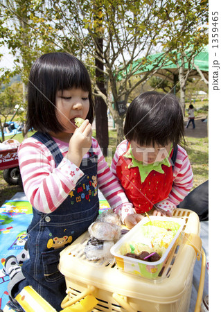 お弁当を食べる子供達 お弁当を食べる子供達 1359465