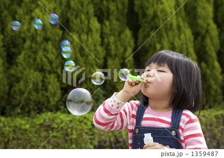 シャボン玉をする女の子 1359487
