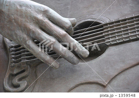 銅像のギターの手元 1359548