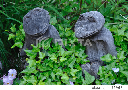 新緑に囲まれたカエルの置物 1359624