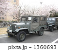 朝霞駐屯地内の桜の下のジープ 1360693