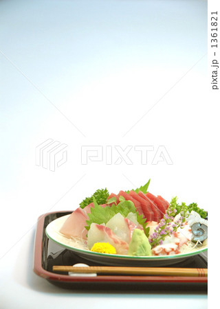 産地直送の新鮮な刺身の盛り合わせ 1361821