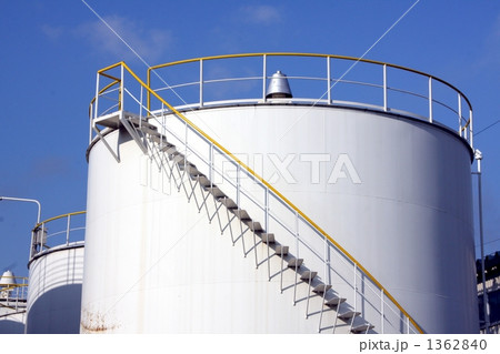 白いタンクと青空　Ｈ 1362840