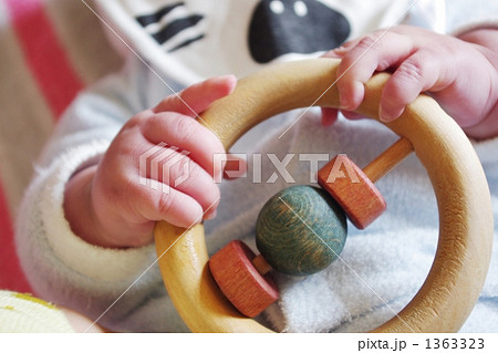 おもちゃを持つ赤ちゃんの手 1363323