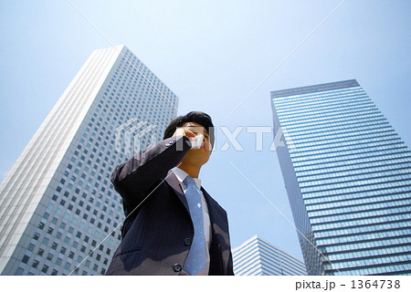 携帯電話で話すビジネスマン 1364738
