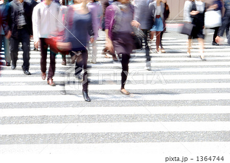 横断歩道を渡る人々 1364744