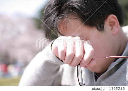 泣く・目をかく男性 1365216