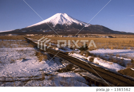 一本道と独立峰 1365562