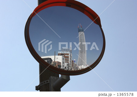 ミラーに写った東京スカイツリー（建設中349m） 1365578