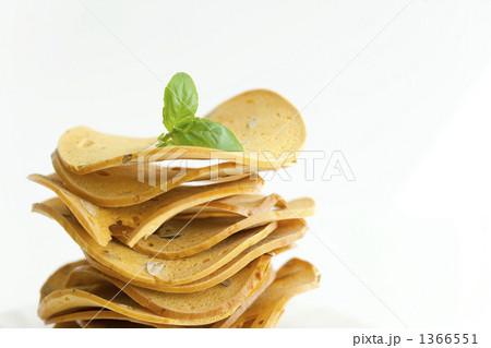 積み上げたラスクとミニトマト 1366551