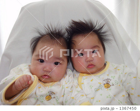 双子 赤ちゃん 女の子の写真素材