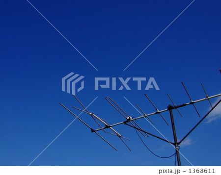 青空に浮かぶ八木式アンテナ 1368611