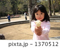 子供　アイスクリーム　食べる 1370512