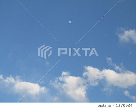 遠くにみえる白い月【昼・青空】【コピースペース】 1370934