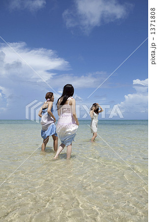 透明な海中を歩く女性達 1371808