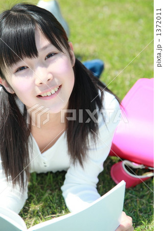 公園で勉強する小学生 1372011