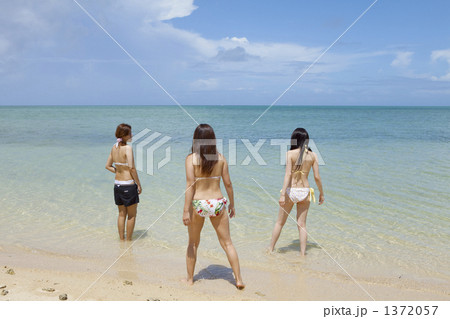 透明な海の中に立つ水着の女性達 1372057