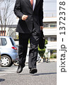 駐車場で走る営業マン（前向き） 1372378