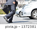 駐車場で走る営業マン（下半身アップ） 1372381