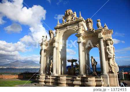 サンタネチアの噴水とヴェスヴィオ火山 サンタネチアの噴水とヴェスヴィオ火山 1372455