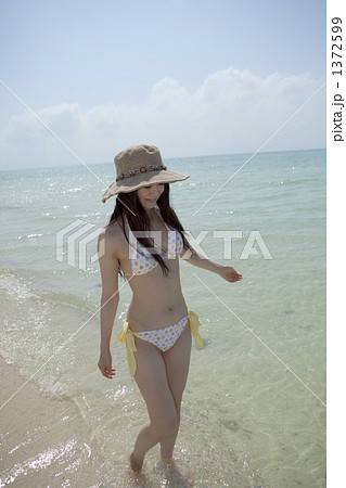 南国の海の中を歩く水着の女性 南国の海の中を歩く水着の女性 1372599