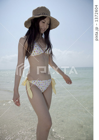 南国の海の中を歩く水着の女性の写真素材 [1372604] - PIXTA