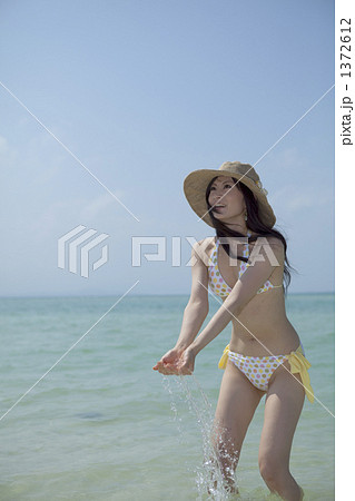 水をかける水着の女性の写真素材